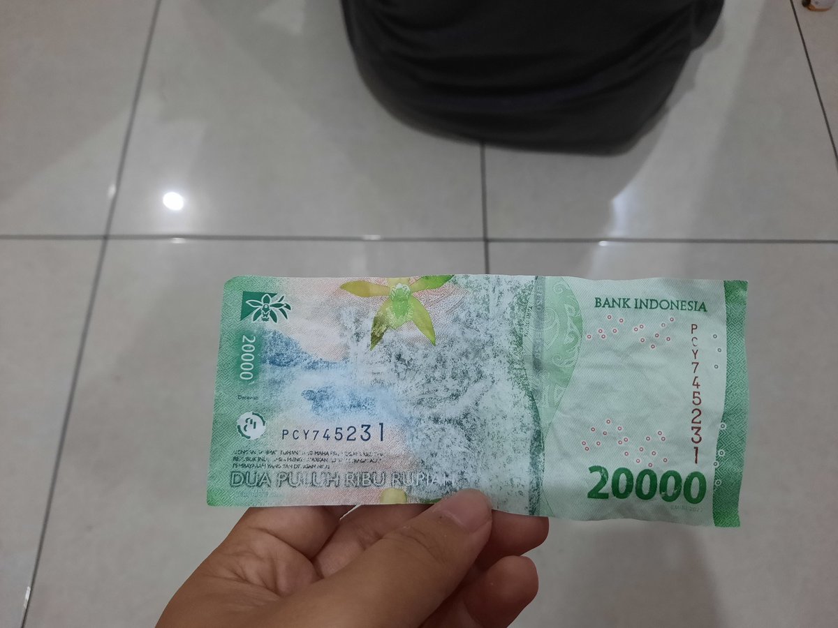 dianikaam's tweet photo. Ini uang palsu atau emang kualitas uang sekarang kayak gini ya? Ngga sengaja ikut kecuci bareng baju, pas dikeringin kok jadinya kayak gini. Perasaan uang kalau kecuci tuh malah makin bagus ngga si bukan malah pudar kayak gini 🤔 https://t.co/LLqOclByhD