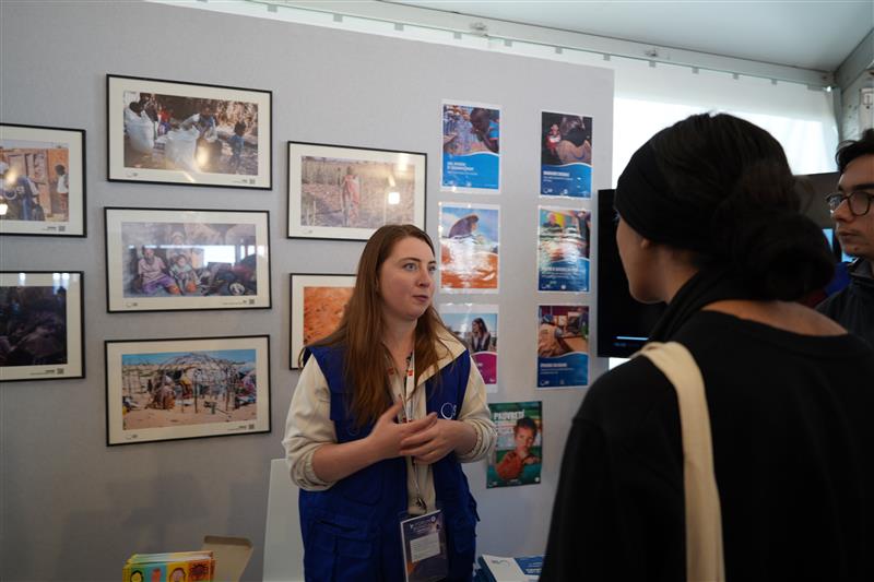 SIF_ONG's tweet photo. Retour sur la J1 au @NormandiePaix ! ✨

Hier, échanges passionnants avec le public &amp; les lycéens : expo photo, réalité virtuelle &amp; quiz humanitaire. 📸🥽

On vous attend sur le stand pour la J2 ! Portons haut la paix &amp; la dignité. 🕊️🤝

#SIF https://t.co/3mvtm0sfY7
