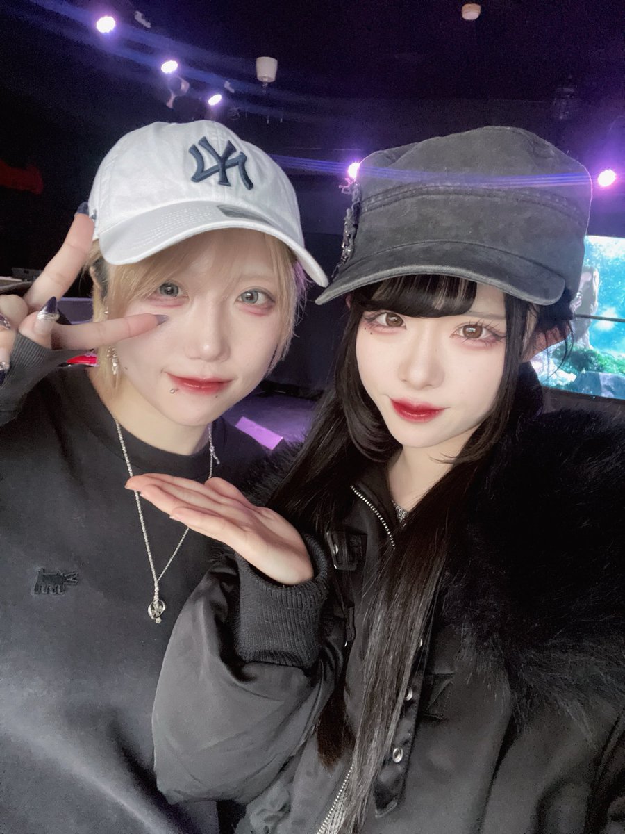 motamota_hi's tweet photo. Fioにサポートメンバーとして入ってくれる、れむ姐✝️💜
【＠Osashimi_wasabi 】

お忙しい中1週間たくさん練習にお付き合いしていただき、本当に感謝の気持ちです🎀
4.11 明日のあずさん生誕祭からのサポートとなります！Fioのステージ衣装のれむ姐もとっても麗しいです✴︎ 是非お越しください♡ https://t.co/WF3NcwGTDF