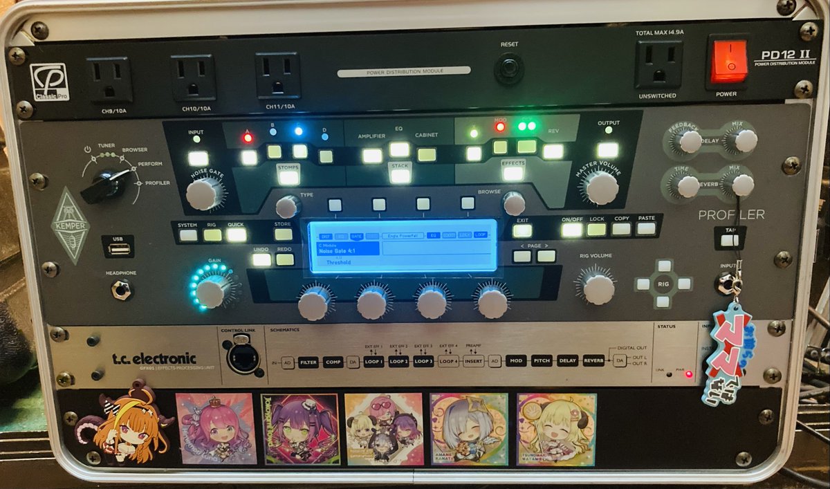 EVA_EMIS's tweet photo. KEMPERとG-SYSTEMのフルバランスシステム。G-SYSTEMの重くて大きなコントローラー部分は使わず1Uユニットのみ使用。G-SYSTEMはINPUT・INSERT・OUTPUTまでバランス入出力なのでそこを最大限活かしました。搭載エフェクト全てKEMPERリグサウンドと組み合わせて使えます。空間系の美しさはさすがの一言。 https://t.co/Lpa2XuM4HY