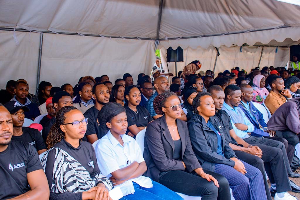 Nyarugenge's tweet photo. Nyuma yo Kunamira Abazize Jenoside yakorewe Abatutsi, Igikorwa cyo #Kwibuka32 mu Murenge wa Nyarugenge cyakomereje muri Camp Kigali. Aha muri Camp Kigali niho hari Etat Major y’ingabo zatsinzwe zikaba zaragize uruhare runini muri Jenoside yakorewe Abatutsi.
Kwibuka, Twiyubaka https://t.co/2SZKMuhCq7