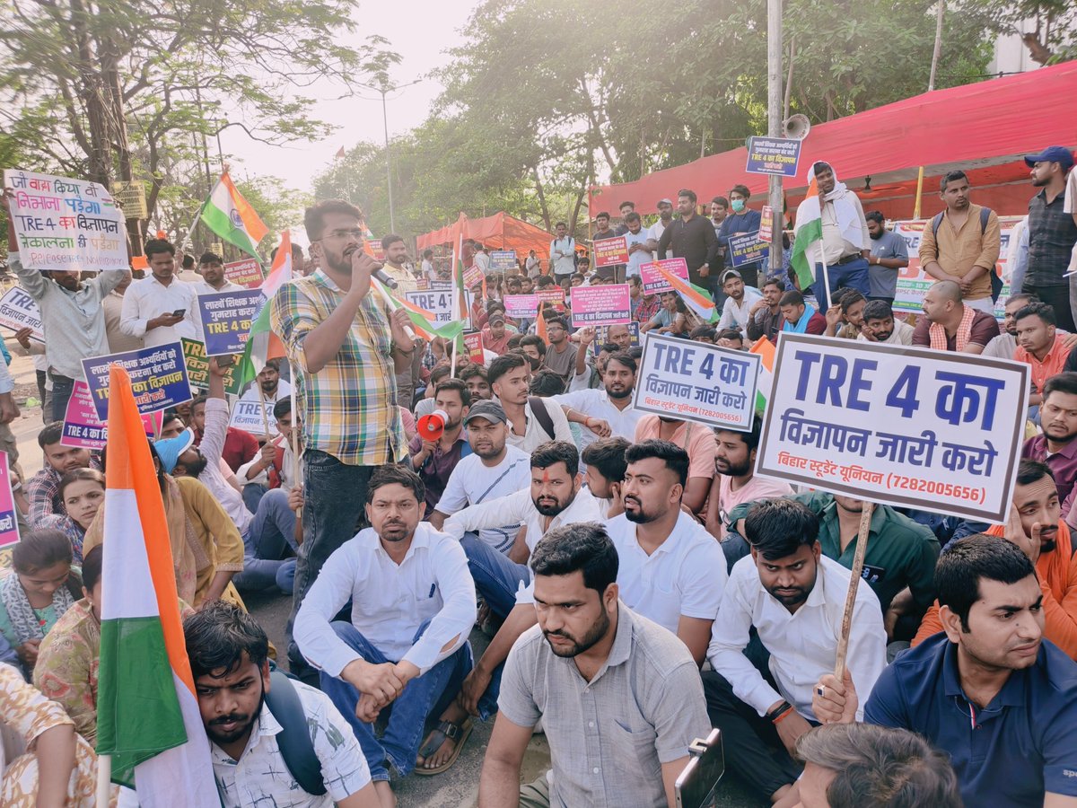 Shahbaz__raja's tweet image. आज पिछले 11 घंटे से सैकड़ों #tre4  के अभ्यर्थियों द्वारा लोकतांत्रिक आंदोलन चल रहा है नोटिफिकेशन निकलवाने के लिए अबतक कई छात्र बेहोश लेकिन आंदोलन जारी है ।
छात्र एकता जिंदाबाद  #share 
#tre4protest #bpsc #patna nitishkumar
                 instagram.com/reel/DW8wUdjpc…