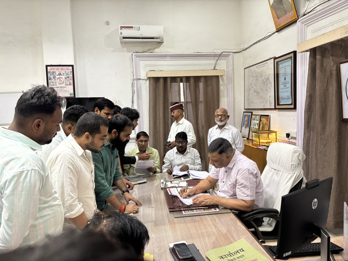 ranjeetmadhav's tweet image. आज जिलाधिकारी (पवन कुमार गंगवार) मिर्जापुर महोदय के माध्यम से उत्तर प्रदेश के माननीय मुख्यमंत्री जी के नाम एक ज्ञापन सौंपा।

इस ज्ञापन के माध्यम से UPSI भर्ती 2025 से जुड़े महत्वपूर्ण मुद्दों को उठाया गया:

👉 भर्ती में पदों की संख्या बहुत कम निर्धारित की गई है, जिसे बढ़ाया जाना