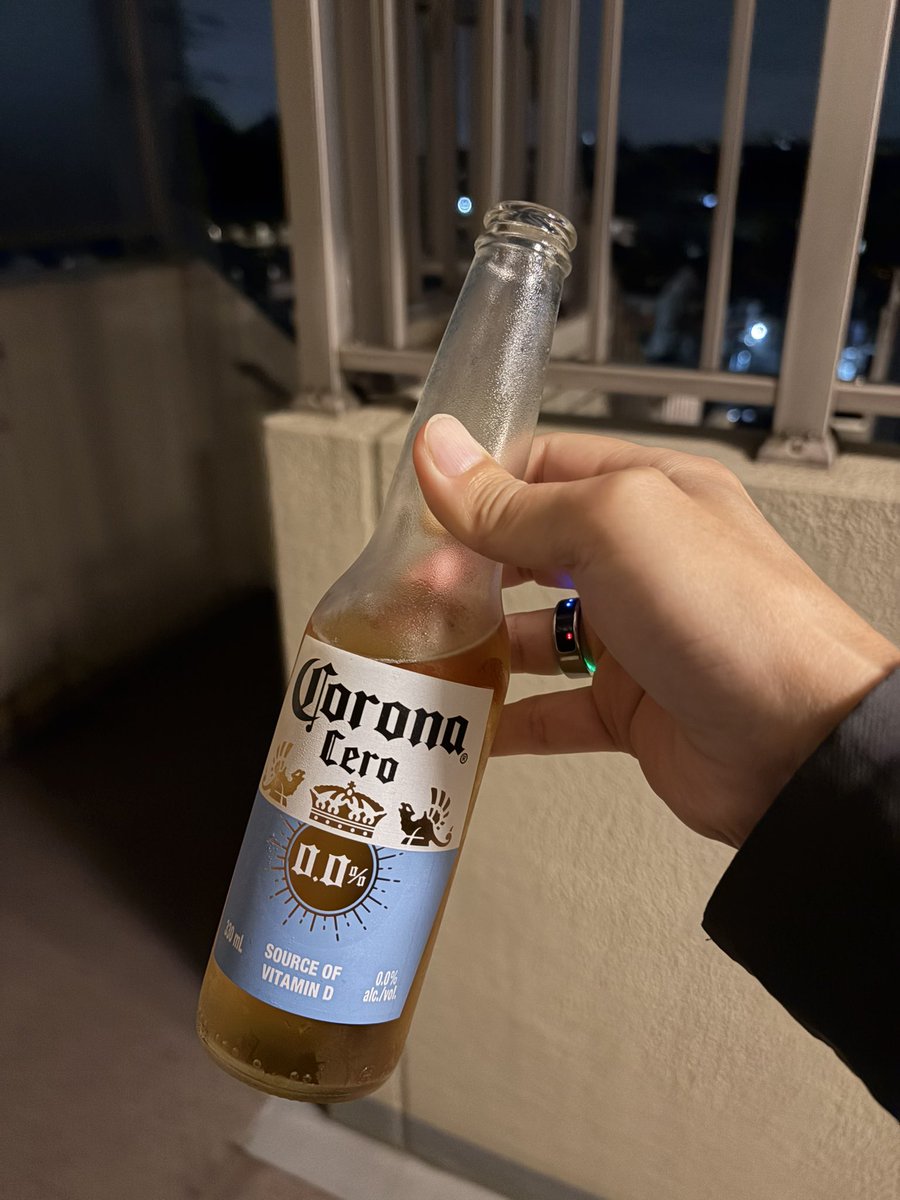 shinnan's tweet photo. Coronaのノンアル、もろた。
ビールじゃなくて、Coronaだと思って飲んだらCoronaだった。
ノベルディのトタンバケツ補充する時はコレでいいかも。。ちゃんと美味しい。。 https://t.co/L5XBOKewx4