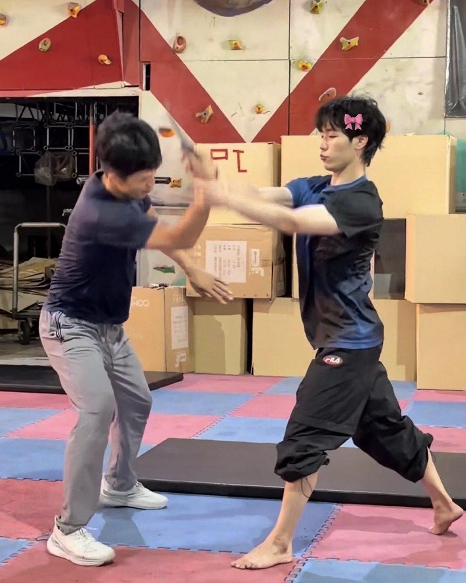 #ที่รักสารวัตรเธียร์ 
#yinyin_anw #warwanarat #หยิ่นวอร์ 

นี่เจ้าหน้าที่ตำรวจ!                 เค้าเปนตำหนวดนะ
วาดมีดลง!!                               เอามีดมาาาาา