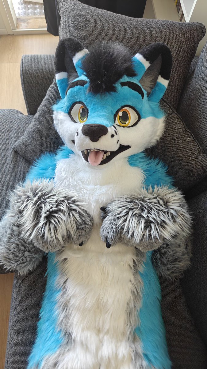 pulikkka's tweet image. Fursuitfriday snuggs?🦊👉🏻👈🏻
#fursuitfriday #fursuit #fox #furry