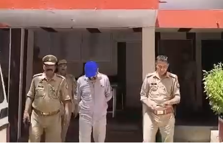 bstvlive's tweet image. ललितपुर: फरार चल रहा मुख्य आरक्षी जितेंद्र यादव अरेस्ट

➡ब्लैकमैल,अवैध वसूली सहित कई संगीन आरोप
➡आरोपी मुख्य आरक्षी किया जा चूका है बर्खास्त
➡पुलिस ने आरोपी को न्यायालय में किया पेश
➡सदर कोतवाली में केस दर्ज

#Lalitpur #Arrest #PoliceAction @lalitpurpolice