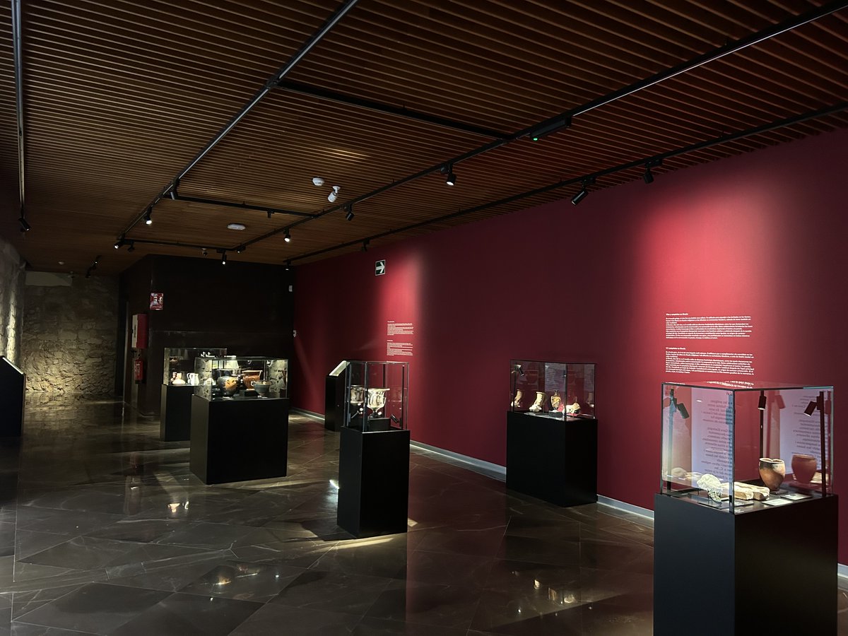 Hoy hemos inaugurado la expo "La huella de Dionisos" en el Museo de Arqueología e Historia de #Elche (MAHE). Una colaboración con el <a href="/ajuntamentelx/">Ayuntamiento de Elche - Ajuntament d'Elx</a>  que muestra un total de 48 piezas, homenaje a Dionisos y el papel que éste ha jugado a lo largo de la historia. #CulturaDeVino