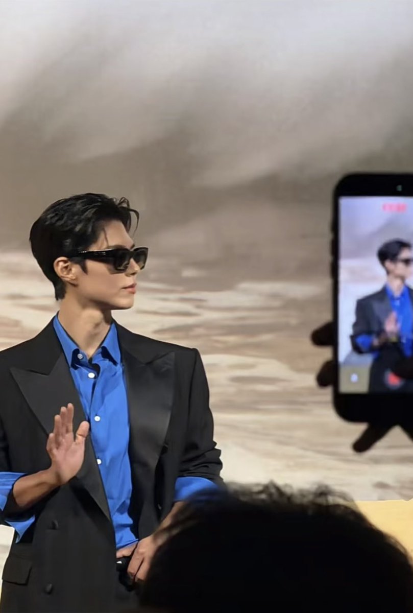 be_yours_616's tweet photo. 와… 이 두 사진, 진짜 같은 사람 맞아? 반전 매력 대박!😉😎#박보검 #ParkBoGum #셀린느 https://t.co/s2MalbfrIY