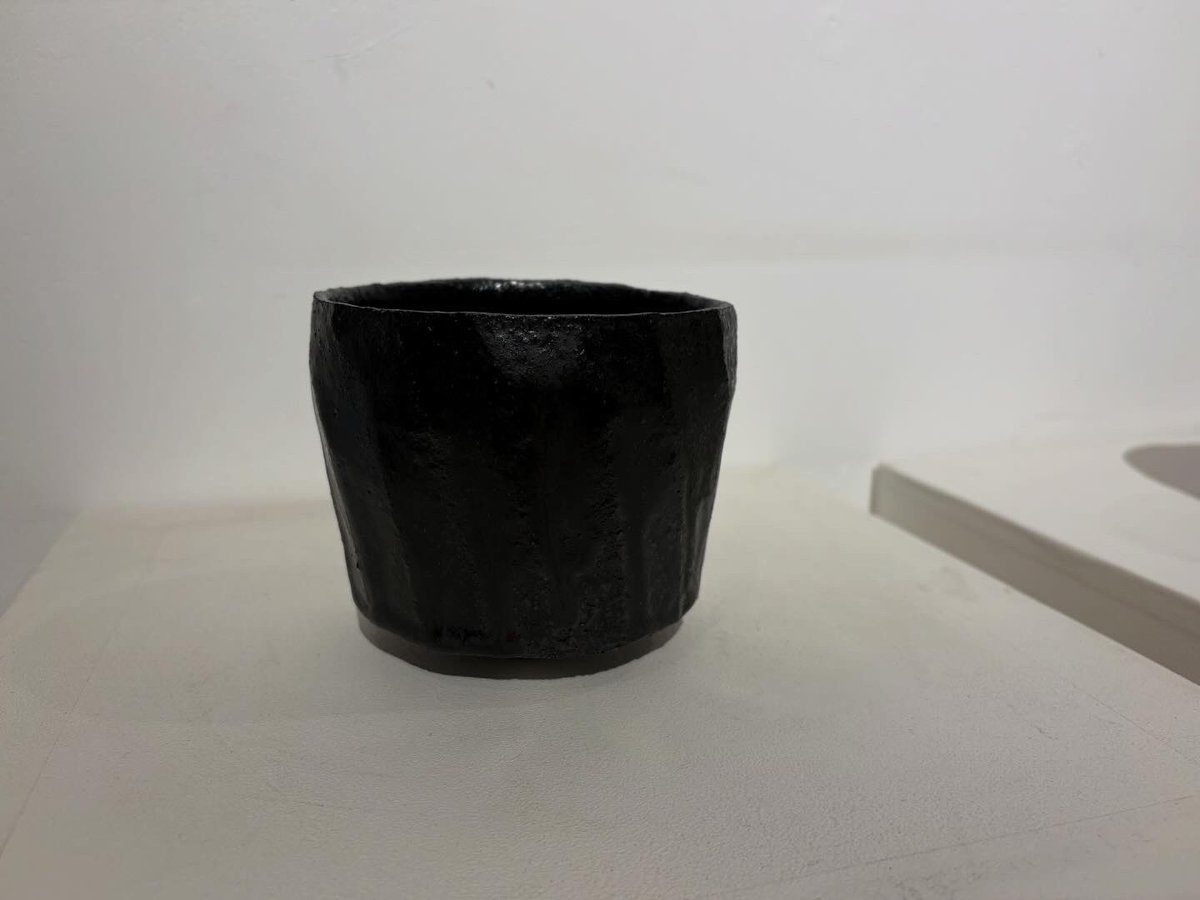 明日から4/19まで、東京は浅草にありますギャルリニュアージュさんにて展覧会を行います。今回は、素敵に花を活けて頂いた白の作品の掛花入や様々な碗、白や緑の抹茶碗など色々と制作してみました。明日4/11は私もお店におります。春の浅草、お時間がありましたらお立ち寄りください(4/13定休)