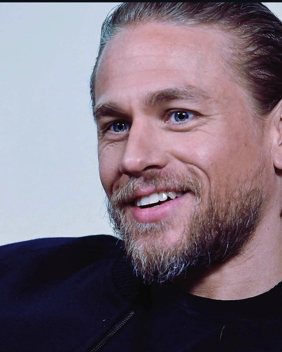 #HappyBirthday para el guapazo de #charliehunnam qué con sus 46 años está espléndido y sexyyyy 😍🥰🎉🥂🎂
#FelizFinde <a href="/Guapazos/">Guapazos</a> y #seguidorxs 🤗