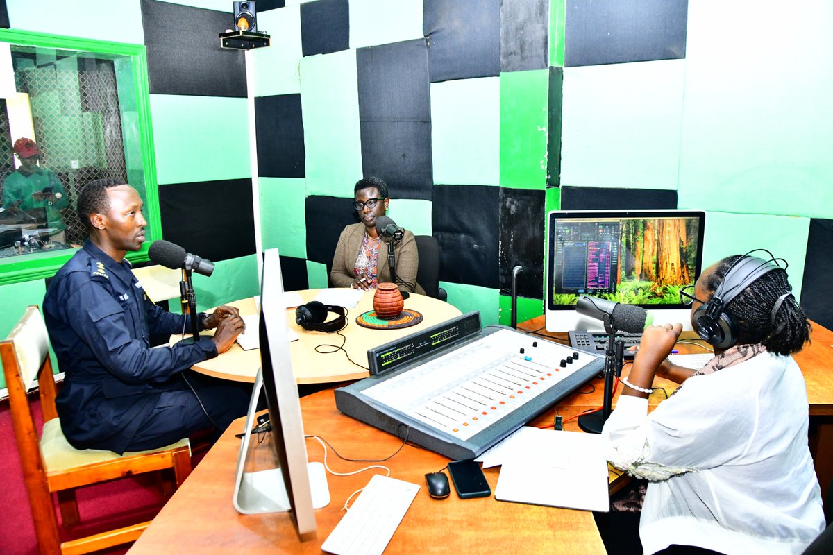 Muhangadis's tweet photo. #Mbagukiramihigo za @Muhangadis

#Ubu mwakurikirana ikiganiro kuri @huguka_radio, kigaruka kuri gahunda zo #Kwibuka32 Jenoside yakorewe Abatutsi.

Abatumirwa ni Mayor @KAYITAREJacky n'Umuvugizi wa @Rwandapolice muri @RwandaSouth CIP KAMANZI Hassan

#TwibukeTwiyubaka https://t.co/1k3BH1CRyJ