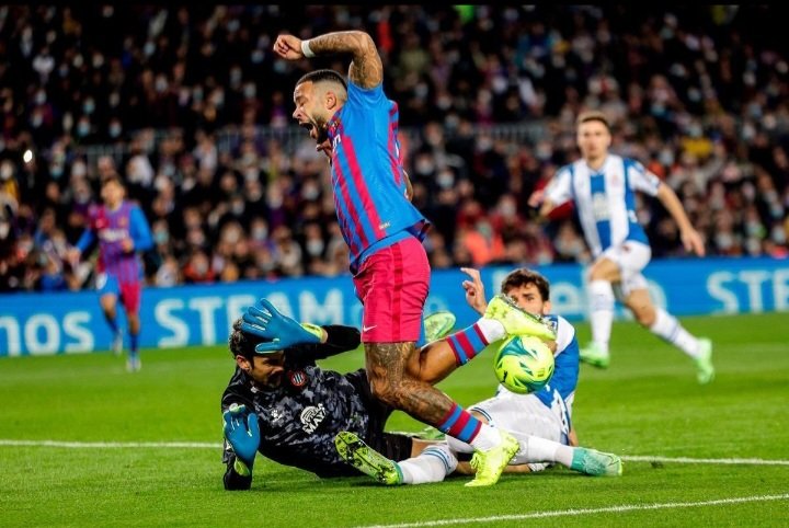 Llegeixo que el Negreira de demà (Alejandro Hernández) és el segon derbi que xiularà. El primer, 1-0 amb aquest escandalós penal inventat...donem-nos per atracats