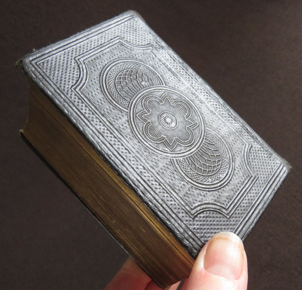 wisdompedlars's tweet photo. POCKET SIZE 'SOMBRE' STYLE ORNATE BINDING 1843 BIBLE COMMON PRAYER PSALMS
#books #antiquarian #bible #pocketsized #binding #bookcommonprayer #prayer #psalms #sombre #Christian #19thcentury #bookauction https://t.co/OTcAcy5150 https://t.co/qJlB4kMZbL