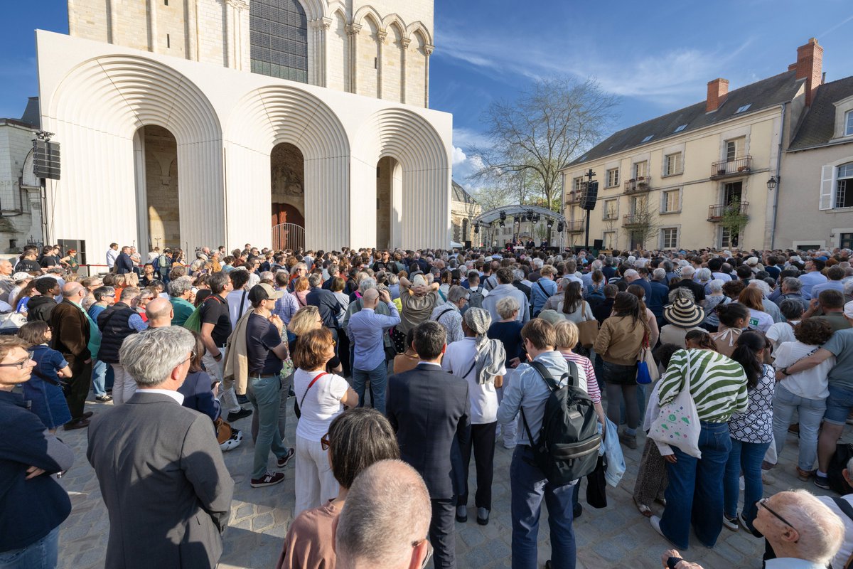 Angers's tweet image. Aboutissement d'années d'études et de travail pour restaurer et  préserver le portail polychrome de la cathédrale, la galerie  contemporaine imaginée par l'architecte japonais Kengo Kuma a été  inaugurée jeudi 9 avril à #Angers. angers.fr/actualites-sor…