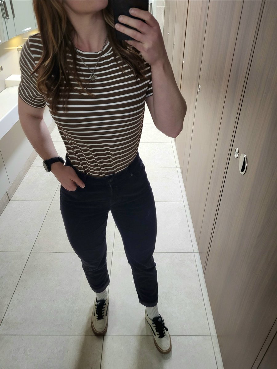 RXRedHead_'s tweet image. Day 3 in the office, casual Friday vibes ✌🏻🤎

#officeoutfit #stronggirls #gymgirls #girlswholift