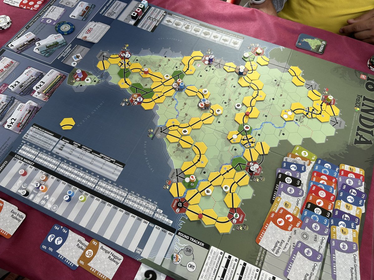 TaiKuken's tweet image. Jugando por primera vez a un 18India con @danielbonito_ , @SergPang y Bibi en las @asturludicas .

Voladura de cabeza, va a ser necesario otra partida viendo lo distinto que es al resto 18xx que he probado.

#bgg #18xx #asturludicas #candas