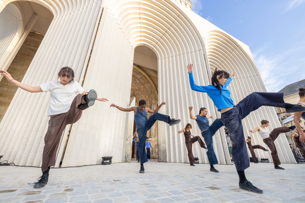 Angers's tweet image. Aboutissement d'années d'études et de travail pour restaurer et  préserver le portail polychrome de la cathédrale, la galerie  contemporaine imaginée par l'architecte japonais Kengo Kuma a été  inaugurée jeudi 9 avril à #Angers. angers.fr/actualites-sor…