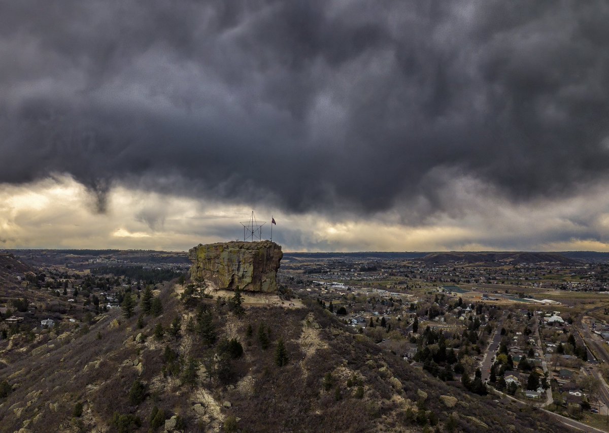 mnryno34's tweet image. Stormy skies over Castle Rock. #Colorado #COwx #stormhour