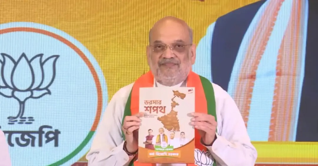 SukumarRoyBjp's tweet photo. ভয়কে নয়, বিশ্বাসকেই বেছে নেবে বাংলা। বিজেপির
প্রতিশ্রুতি শুধু ঘোষণা নয়—সরকার গঠনের সঙ্গে সঙ্গেই
বাস্তব রূপ পাবে প্রতিটি অঙ্গীকার।

১৫টি শক্তিশালী প্রতিশ্রুতি, একটাই দিশা—সুশাসন, উন্নয়ন,
গরিবের কল্যাণ এবং সম্পূর্ণ ভয়মুক্ত এক নতুন বাংলা।
#BhorosharShopothBJP https://t.co/yWdVqESmCL