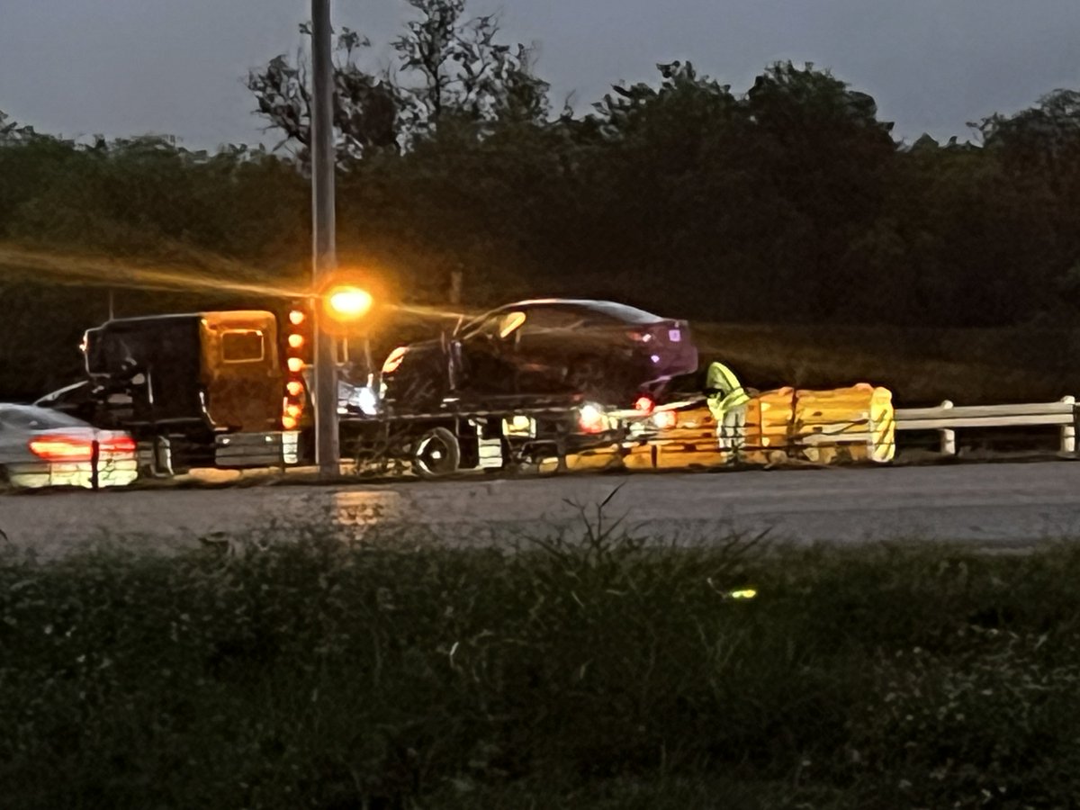 West side CRASH on 90 EB at Medio Creek. Driver FLED on foot upon SAPD arrival. Traffic backed to Montgomery Rd #SanAntonio