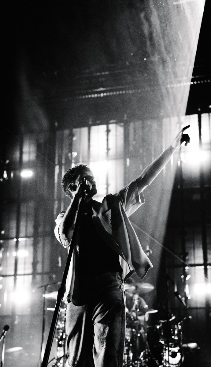More shots of Louis last night in Bologna from LTHQ.