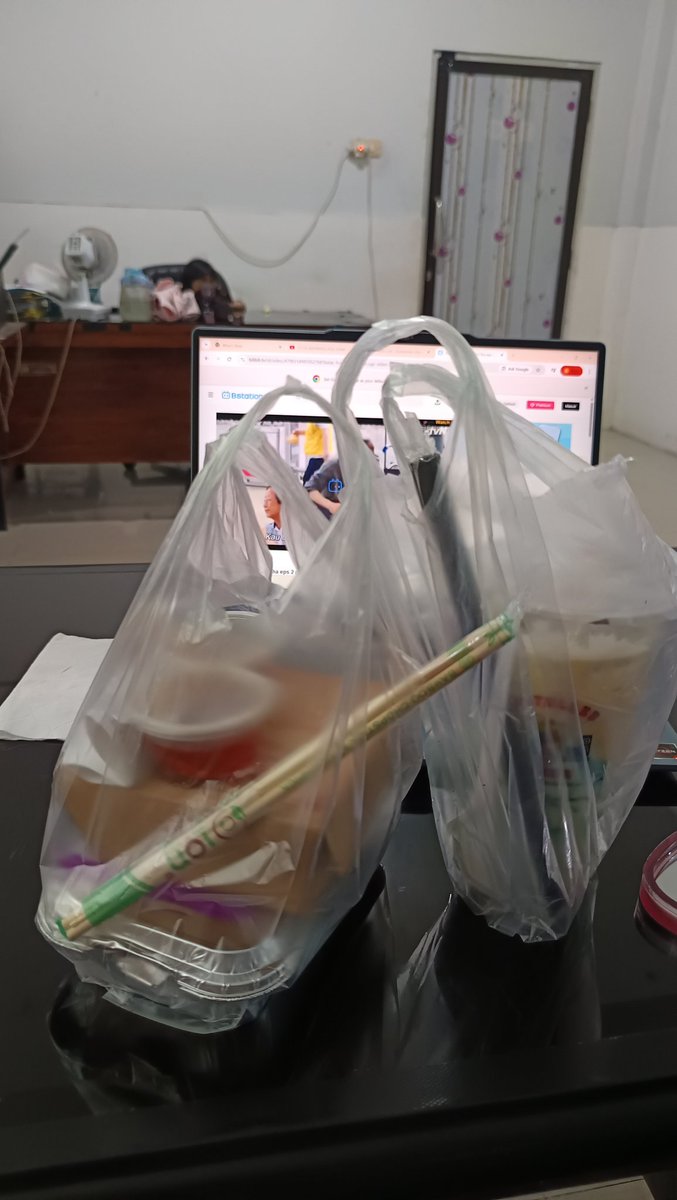 doyanhaluuu's tweet photo. ceritanya saya lg marah dari pagi, abis mastiin dah balik ke kantor (abis maksi) tb2 call nyuruh ke depan, ternyata ada dia yg sudah nenteng makanan2 favorit saya😊😊HMMMMMM PENYUAPAN BGT INI https://t.co/Td4q2G5XqM