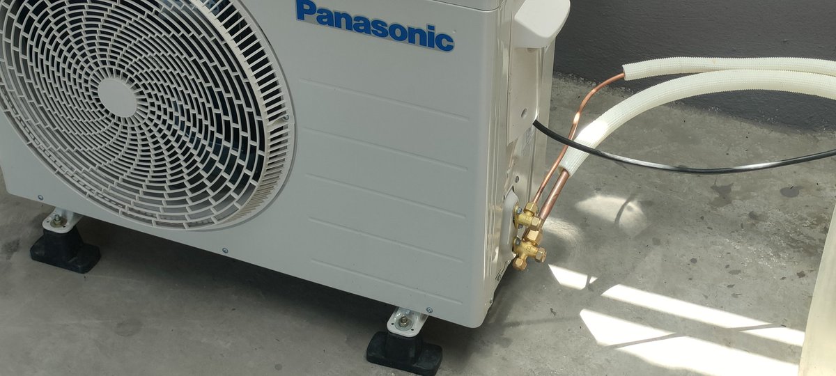 imSSRhere's tweet photo. @PanasonicIndia look at they professional installation of your team 
Is this way of professional installation no insulation done just did some tapping see outdoor unit the copper pipe didn't have cover you can clearly see copper pipe this is bad (1/3 continue next post) https://t.co/VAWlBp7w3D