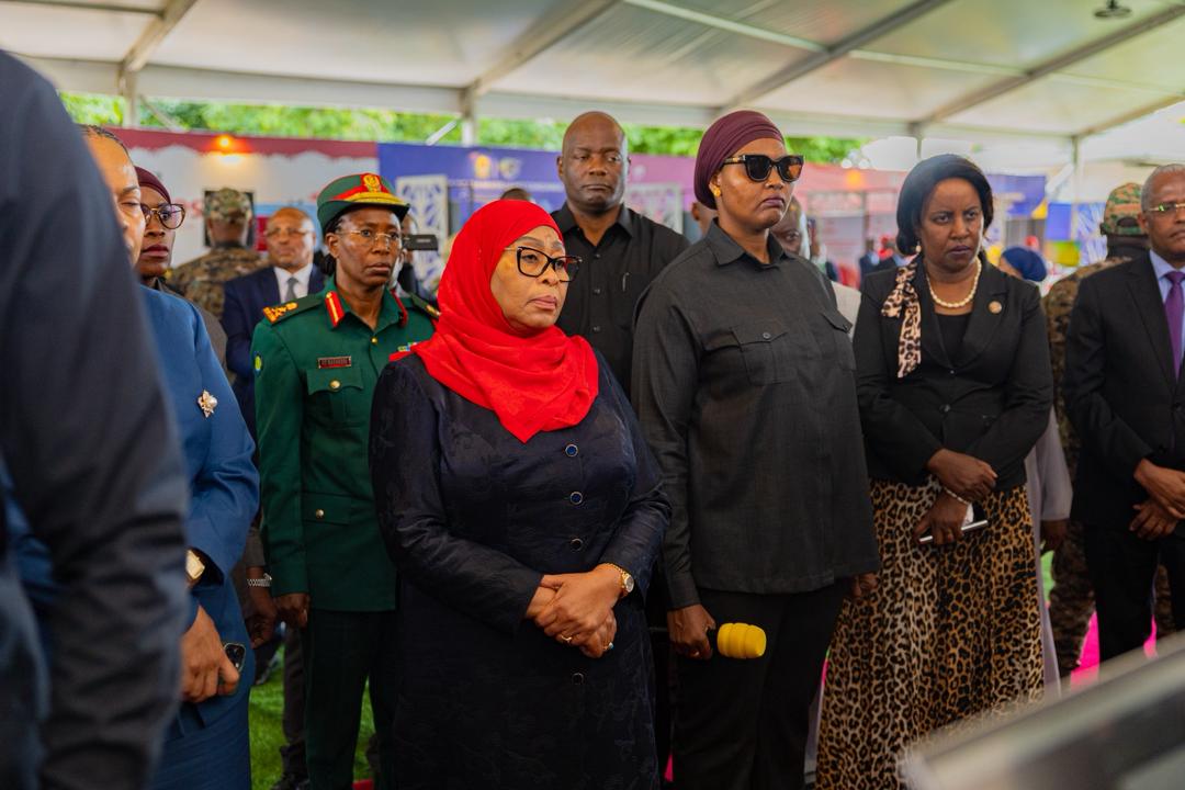 Mkongo Ten Rais, Mhe.Dkt. Samia Suluhu Hassan akishuhudia utiaji saini wa ...