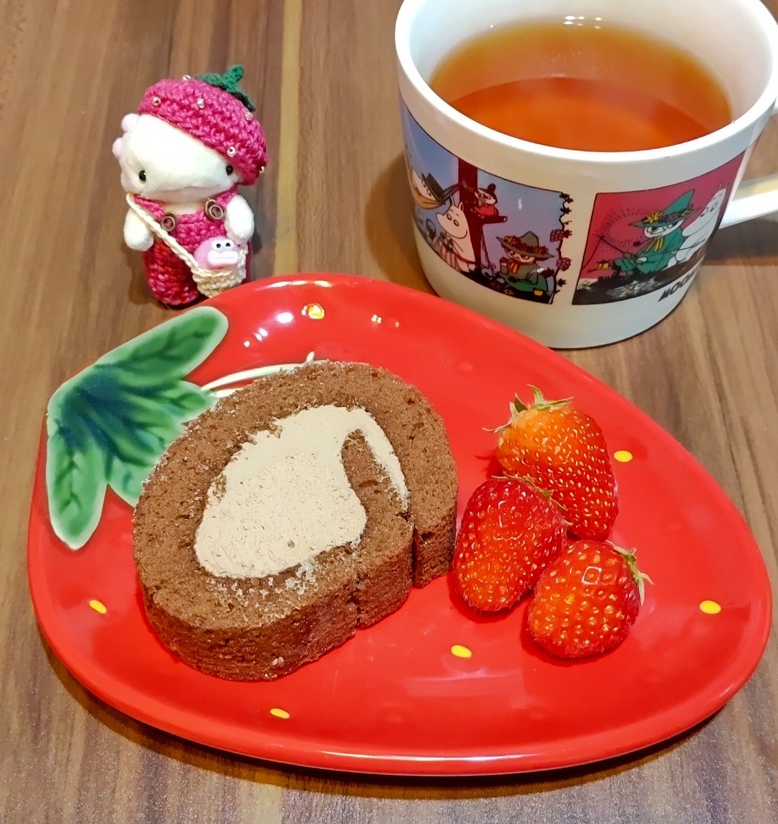 今日はチョコロールケーキといちご🍓
フライングタイガーのいちごプレートだよーん🍓

 #うぱさん飼育日記