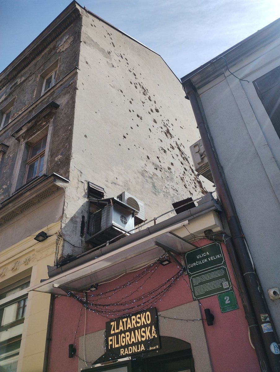 ボスニア・ヘルツェゴビナの首都、サラエボに到着
サラエボ事件のラテン橋と、町中に残る紛争時の銃痕