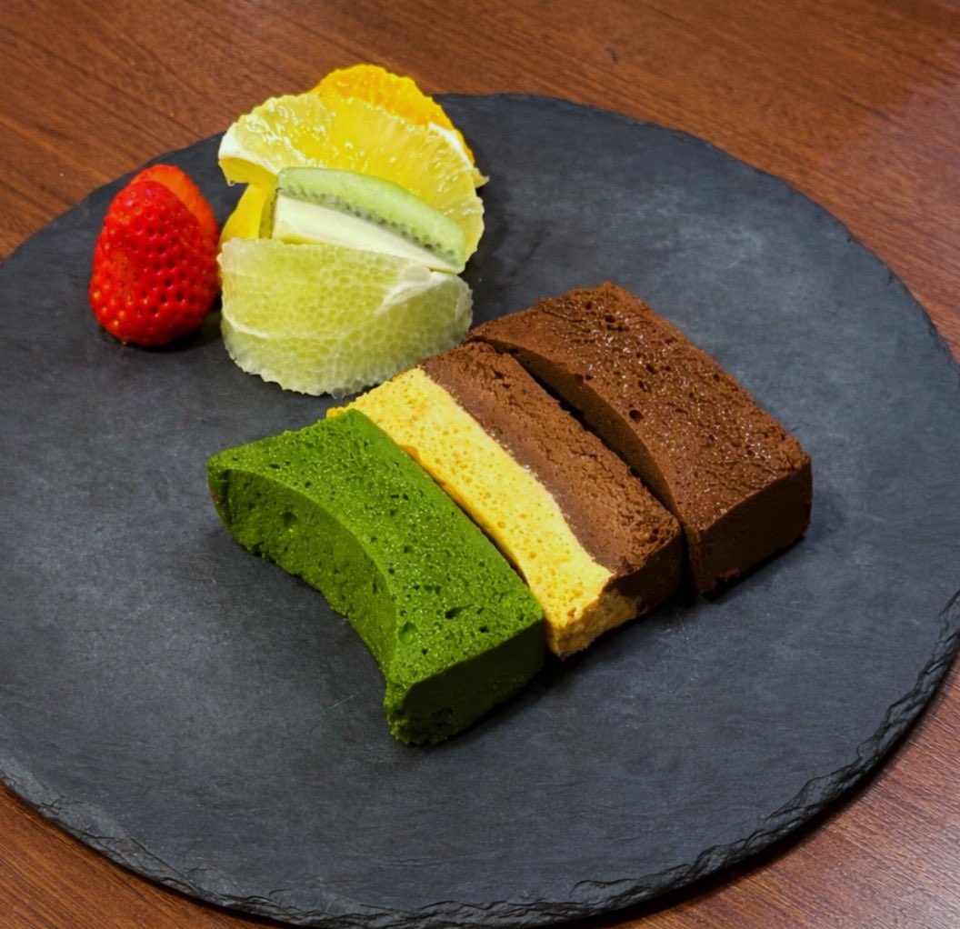 choconakankei's tweet photo. .
４月中旬以降より開始
限定の3種のショコラセレクション。
.
グルテンフリーながらそれぞれ異なる味わいをお楽しみください。
こちらは国分町店限定商品です。
.
#仙台　#抹茶ガトーショコラ　#キャラメルガトーショコラ　#ビターガトーショコラ　#チョコレートな関係 https://t.co/6p7eWrkOFT