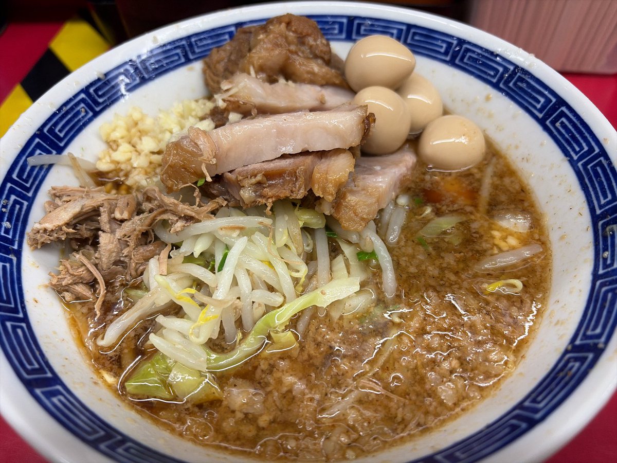 slave_1's tweet photo. 16 ラーメン二郎中山駅前店@中山
少ラーメンぶた5枚＋ぎょったまつけ麺Ⅱ Ver.サバ＋味付うずら ニンニク。
ぎょったまと聞いたら。 https://t.co/mzPkXQbkbU