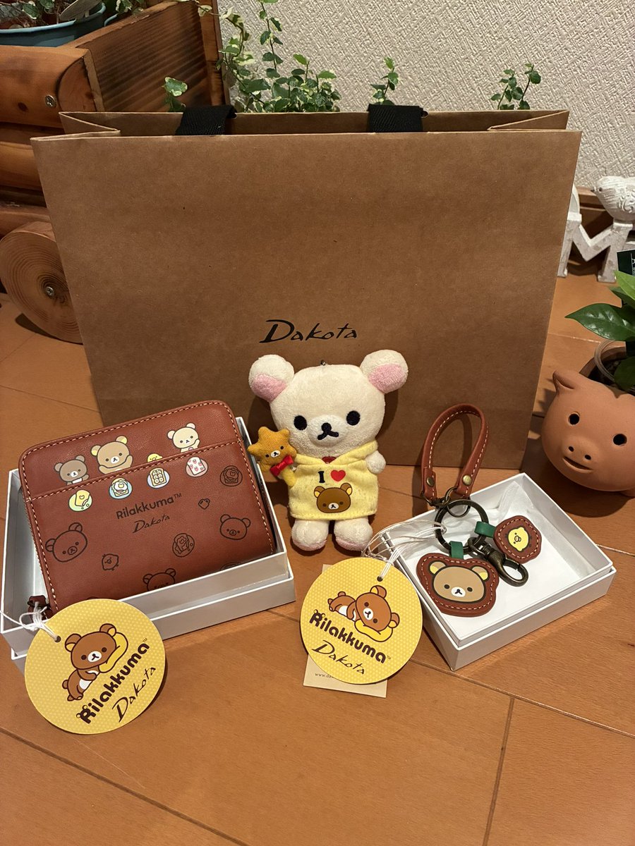 nondakure_kumi's tweet image. いまみです🐻‍❄️
ダコタで、おさいふとチャームを
かったよ✨

#リラックマ
#Dakota
#ダコタ
#いよてつ高島屋