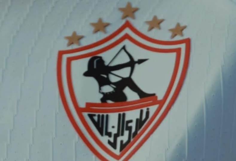 sallam_1911's tweet photo. زي النهارده من سنة بالظبط قرّر يسيب الفريق يوم أهم مباراة ليه في الموسم وياخد العربية اللي جابها من خير الزمالك عليه عشان يطلّع تأشيرة مصيف فلوريدا..
يومها مكتفاش بده؛ بل خرج يحوّر على أكتر ناس هتفت لاسمه بصدق من خلال تصريحاته لهاني حتحوت مرّة وبستوري مُضلّلة مرة تانية؛ حتى امتلاك مبدأ شجاعة مواجهة الجمهور بحقيقة قراره مكانش موجود..!
يومها الزمالك خرج من أفريقيا وهو مكدبش وراح فعلًا المصيف لكن كان مصيف بتذكرة ذهاب بدون عودة لأنه صيّف ولم يعُد.. 
تخيّل معايا لو جيه حد يوم ٩ أبريل اللي فات وسط العتمة دي، وقالك إن الزمالك هيعوّضه بالأفضل وبنص الراتب اللي كنت هتديهوله والفريق مش هيقع بل هيلعب كورة أفضل رغم إن النادي كله هيتعرض لأصعب ظروف!
ده كمان العكس بالعكس لأنه هو نفسه مستواه هياخد غُطس وهيبقى مادة دسمة للسخرية على موائد الجمهور اللي راحله نفسه! 
طب تاخد الكبيرة؟ صفقته دي هتكون سم بطيء بينهش في أوضة اللبس وهتبقى بداية تدمير كل شيء في أقصر وقت!
تخيّلت؟ لا متتخيلش عشان ده اللي حصل فعلًا وأصبح واقع مش خيال،
الزمالك السنة دي متصدر وبينافس عالــدوري محليًا، وقاريًا السيمي فاينال اللي فشل يوصله بسببه من سنة وصله السنة دي وهيخوضه بكرة، بل إن هو اللي فشل يوصلّه مع الفريق اللي فيه دلوقتي اللي جابه أساسًا بغرض تدمير الزمالك وتعمير أراضيه.. فجاء العكس بالعكس وكأنه لعب بدون إرادته دور العميل المزدوج اللي خدم عالجبهة المقابلة أكتر حتى من خدمته على جبهتنا!
الزمالك موقعش يا زيزو، الزمالك صنع غيرك وهيصنع غيركم.. وغيركم!

جاليليو ✍️