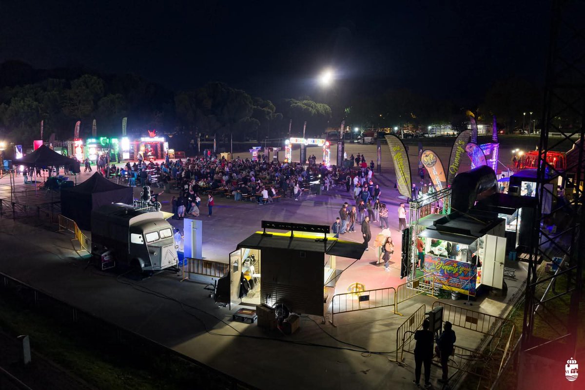 Ayto_SFH's tweet photo. 🍔🍔 Gran acogida con una elevada participación en la apertura de puertas del Festival Burguer Gourmet de #SanFernandoDeHenares, que tuvo lugar en el día de ayer y se desarrolló con TOTAL NORMALIDAD y sin incidencias. https://t.co/XnheLFNQJG