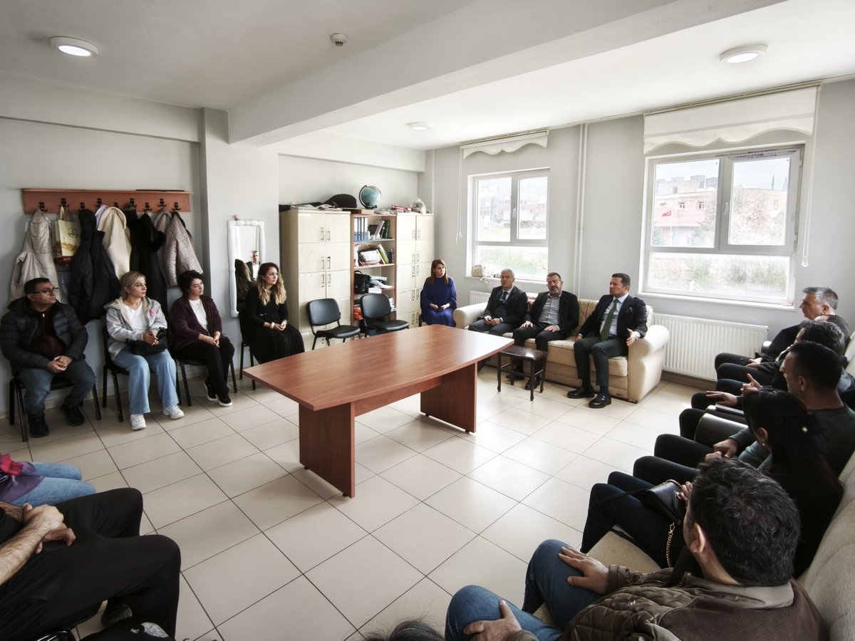 artukluilcemem's tweet photo. Artuklu İlçe Millî Eğitim Müdürümüz Sayın Mehmet Emin Duyan, Yalım Ortaokulu'nu ziyaret ederek öğretmen ve öğrenciler ile bir araya geldi. https://t.co/7mwqYBkWdP