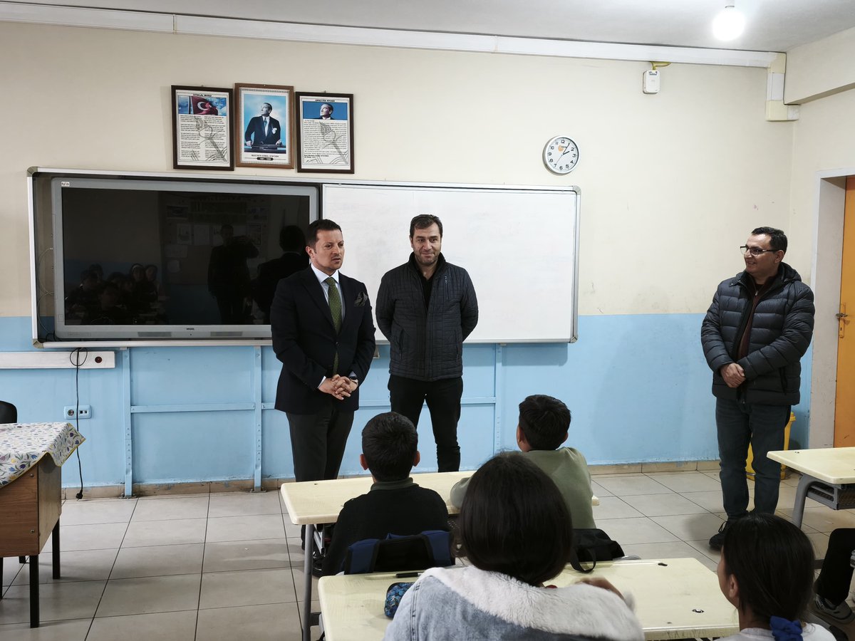 artukluilcemem's tweet photo. Artuklu İlçe Millî Eğitim Müdürümüz Sayın Mehmet Emin Duyan, Yalım Ortaokulu'nu ziyaret ederek öğretmen ve öğrenciler ile bir araya geldi. https://t.co/7mwqYBkWdP