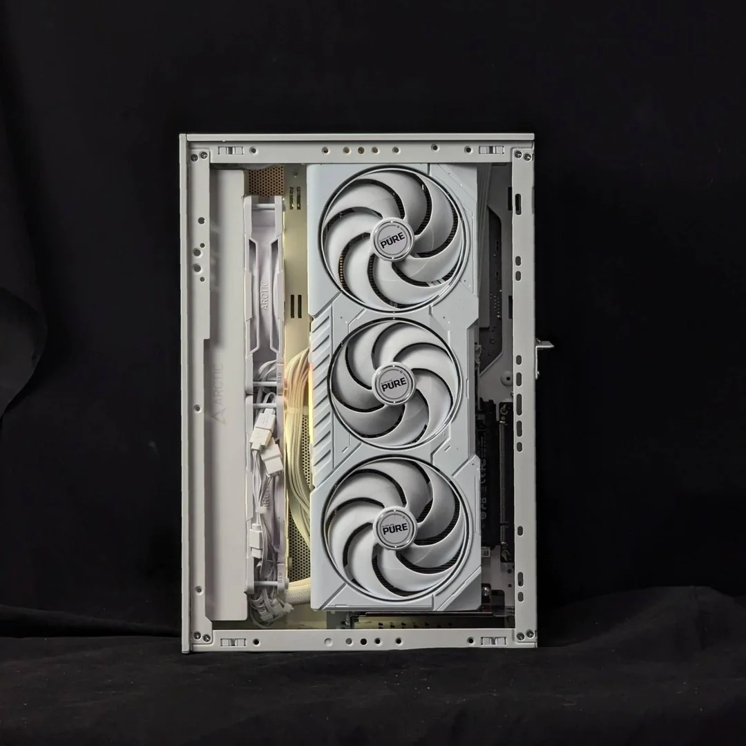 SapphireTech's tweet image. Congrats on building your first SFF u/flawlesswilson! It sure looks like a flawless build with our SAPPHIRE PURE AMD Radeon RX 9070 XT in the SSUPD Meshroom S Case
.
.
#RX9070XT #gamingsetup #SAPPHIREnation #AMD #Radeon #gamingcommunity