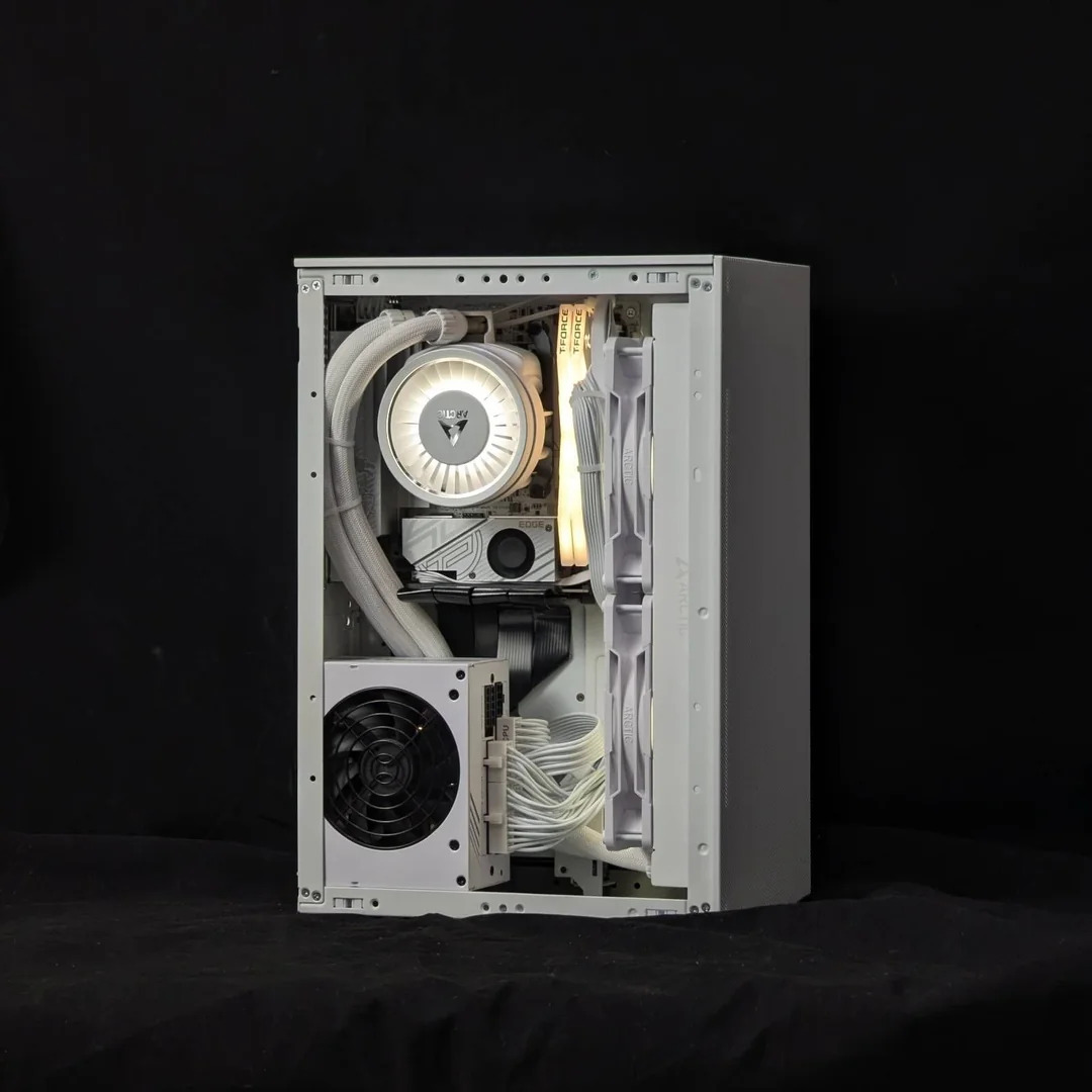 SapphireTech's tweet image. Congrats on building your first SFF u/flawlesswilson! It sure looks like a flawless build with our SAPPHIRE PURE AMD Radeon RX 9070 XT in the SSUPD Meshroom S Case
.
.
#RX9070XT #gamingsetup #SAPPHIREnation #AMD #Radeon #gamingcommunity