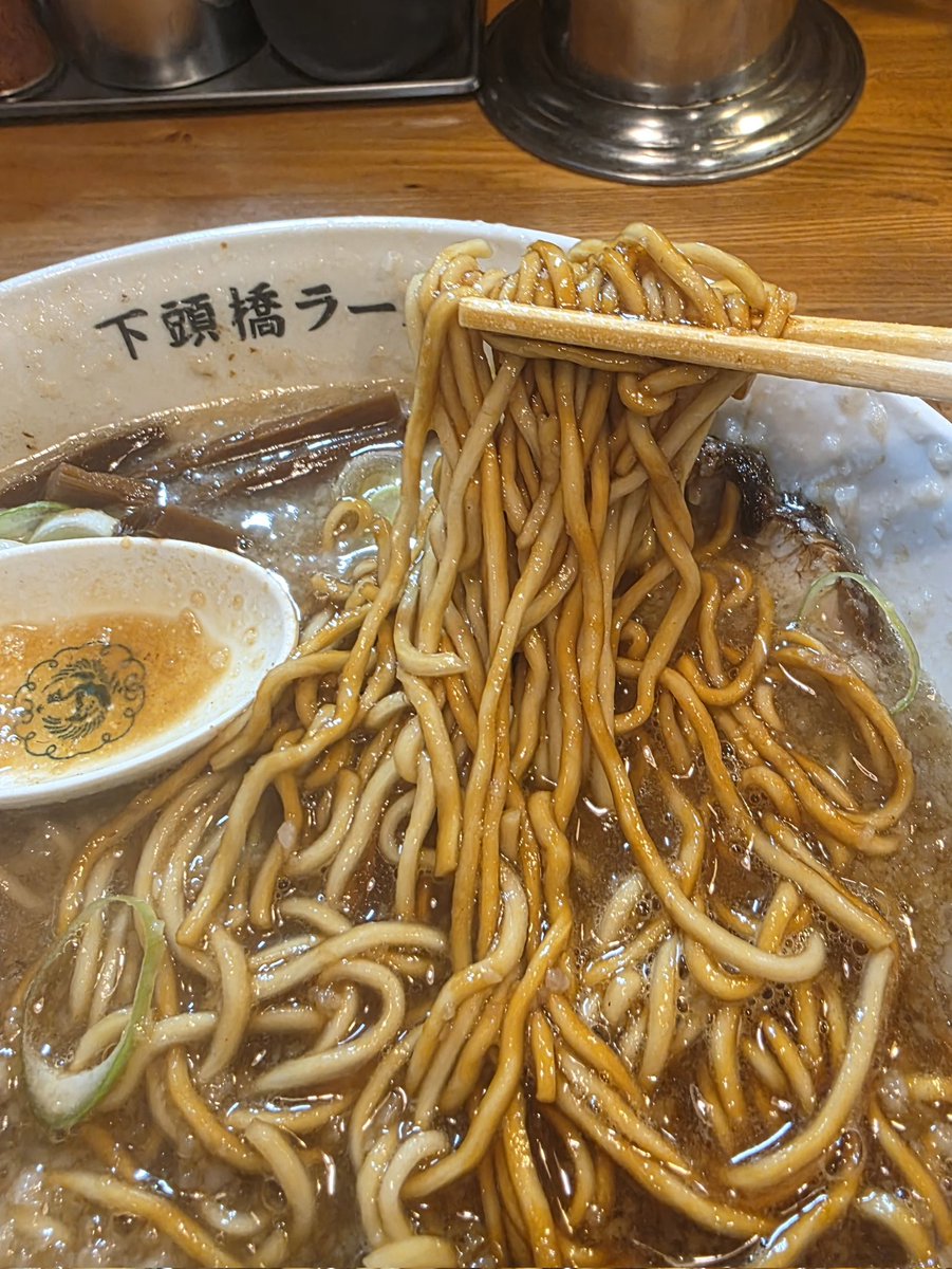 下頭橋ラーメン
📍板橋区
🍜ラーメン
背脂ちゃっちゃ系の王道🍜
どこか懐かしくて、昔ながらの一杯にほっとする😌
罪悪感すらうまさに変わる背徳の一杯✨哀愁ただよう味😁
ごちそうさまでした🙏🏻