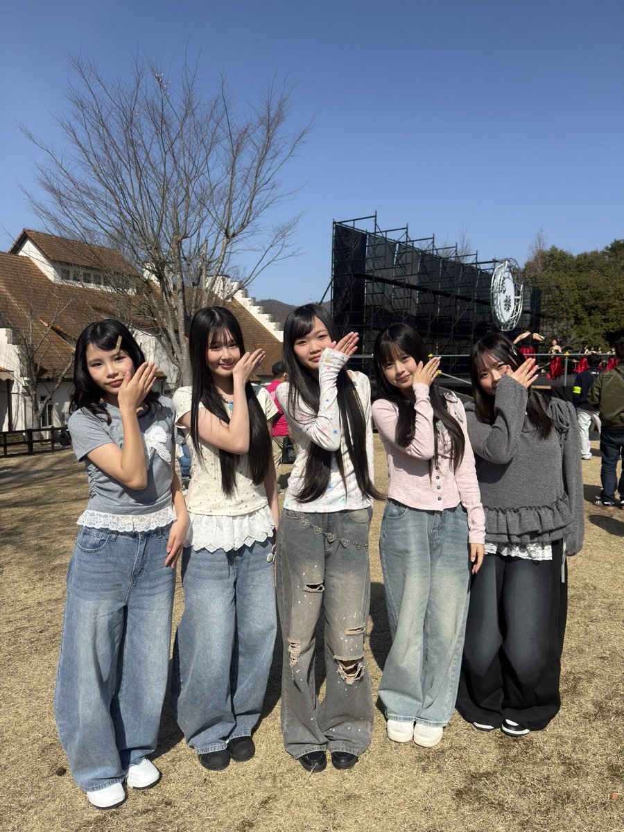 LEAD- entertainment tweet media