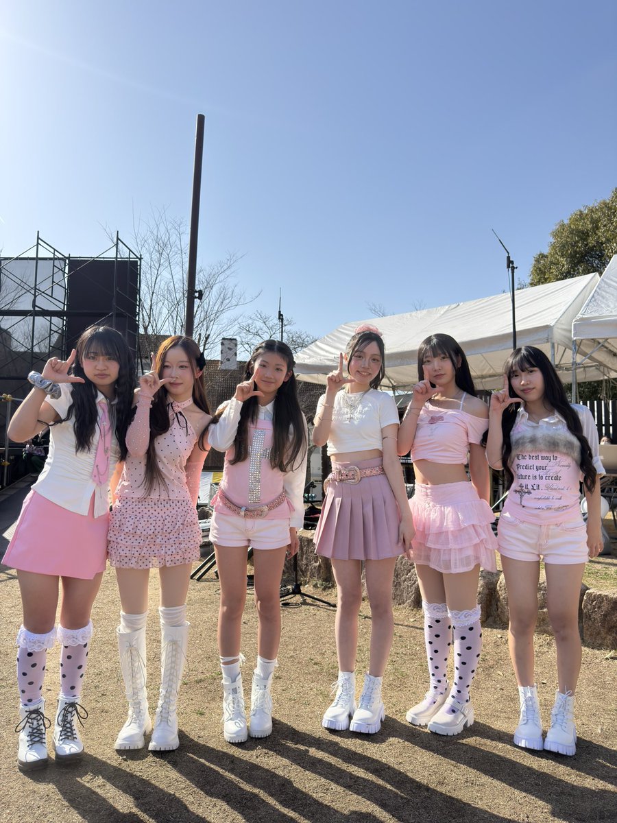 LEAD- entertainment tweet media