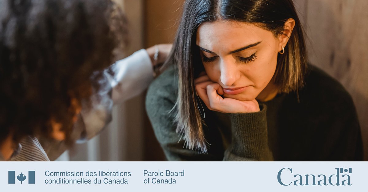 CLCC_PBC_fr's tweet image. #LSV – Les victimes peuvent assister aux audiences de libération conditionnelle accompagnées de quelqu'un agissant comme personne de soutien. Celle-ci peut être un membre de la famille, un ami, un intervenant aux victimes, ou quelqu'un d'autre. 1/2