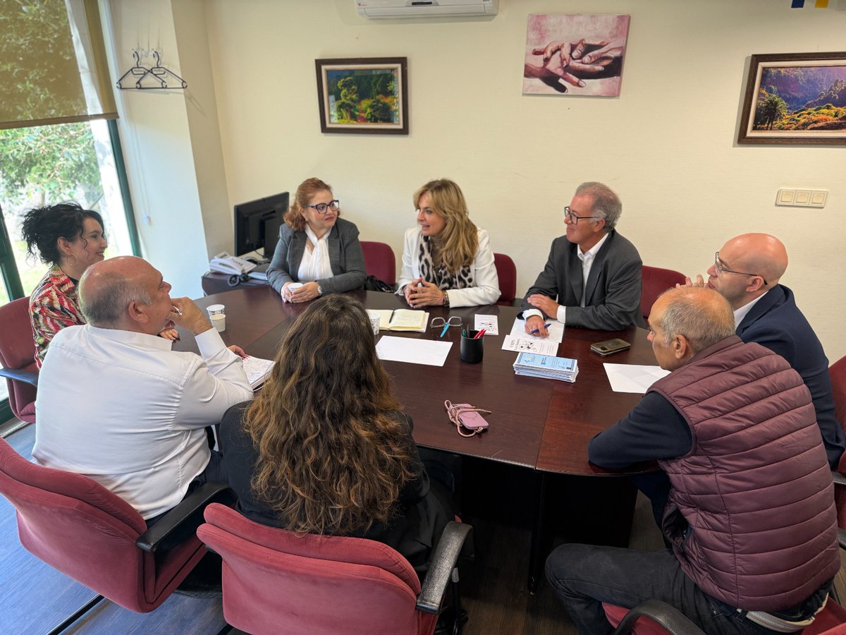 SanidadGobCan's tweet photo. La consejera de Sanidad del Gobierno de Canarias mantuvo hoy una reunión con miembros de la Asociación de Salud Mental La Palma para analizar la actividad desarrollada por los dispositivos asistenciales del SCS en la isla.

🔗Más info: https://t.co/juiAV9wpM4 https://t.co/GHChbZfJYv