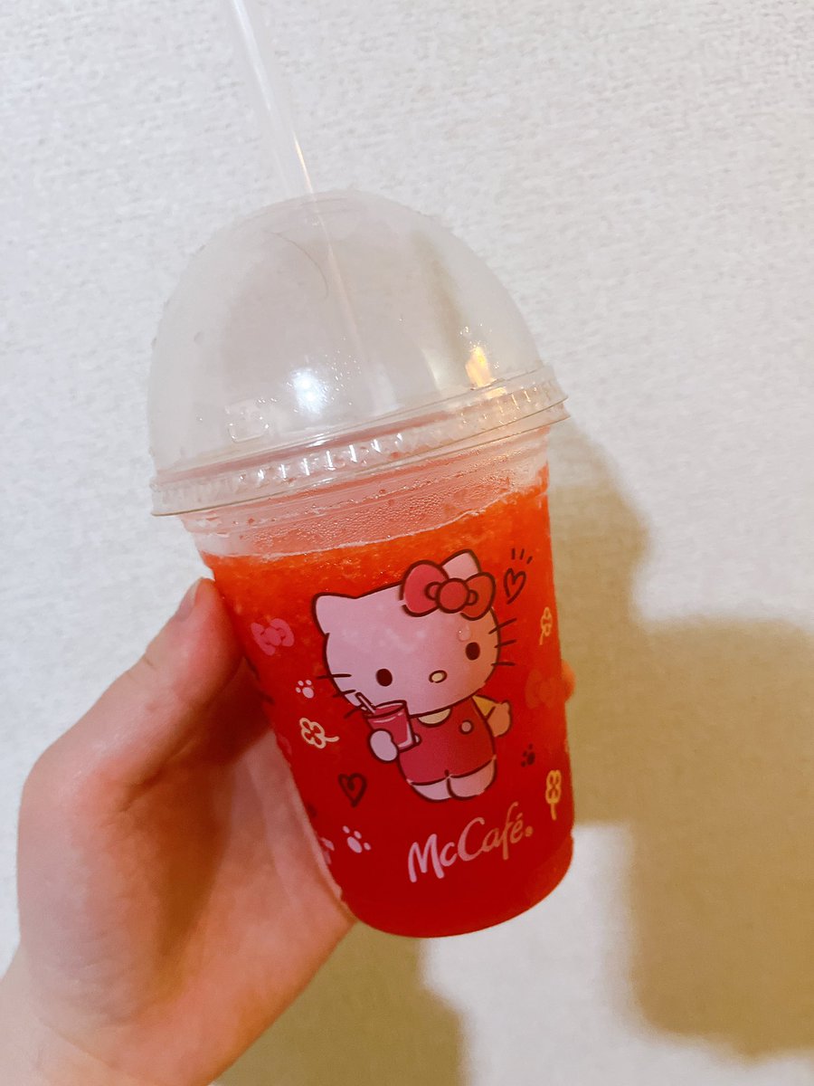 マックでキティちゃんのいちごスムージー買った〜
思ったより甘めだった〜

 #マック  #マクドナルド  #サンリオ  #キティちゃん  #いちご  #スムージー