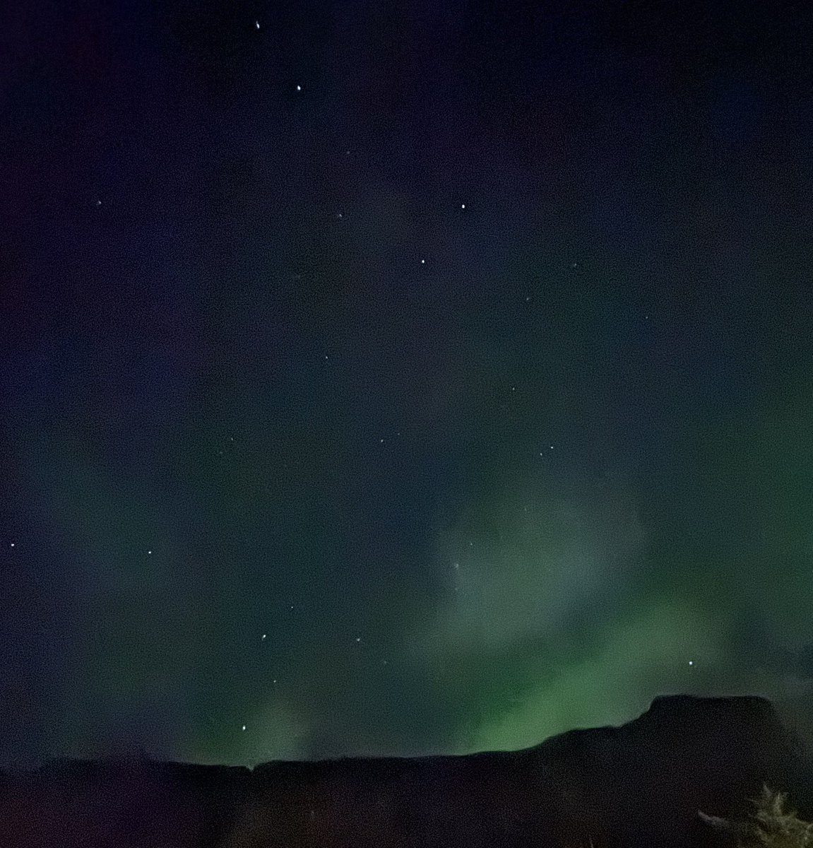 _rmbrjvgr's tweet photo. e quindi stanotte ho visto l’aurora boreale https://t.co/GjU0Jk95rr