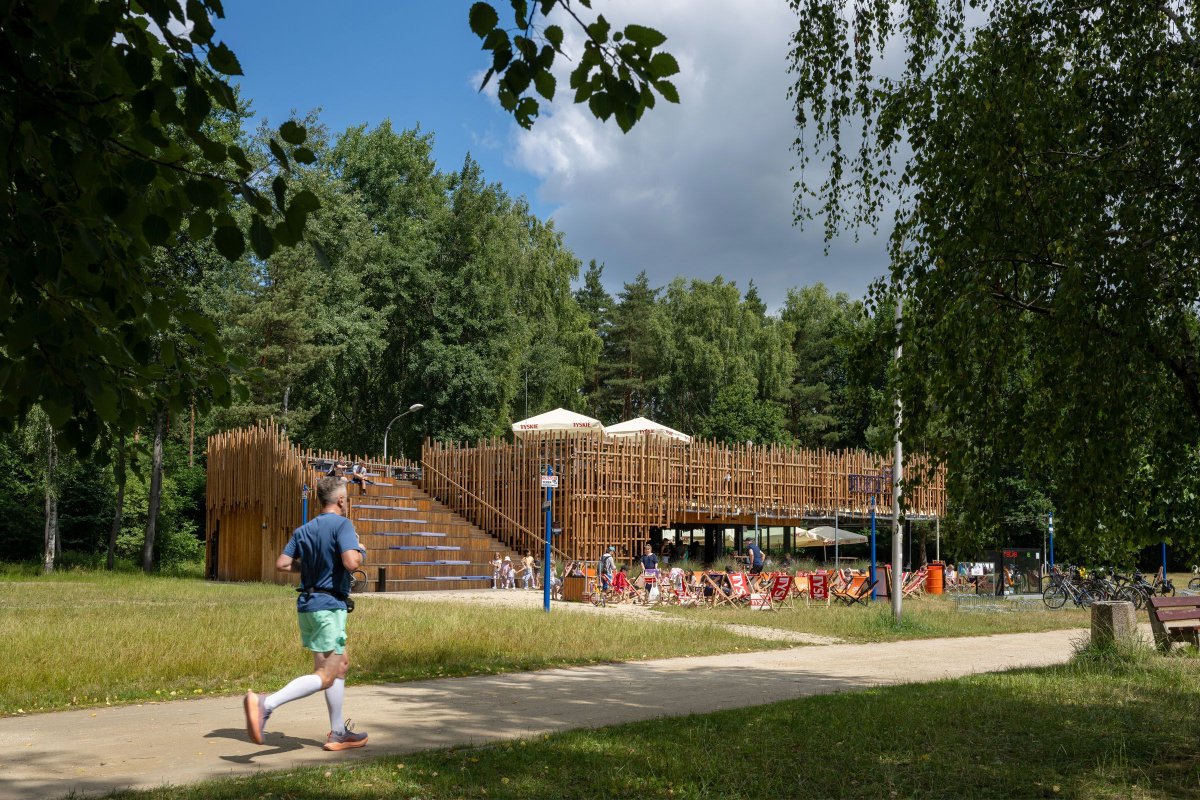 Archello's tweet photo. Wild Thing by RS+ Robert Skitek shapes a lakeside pavilion through material expression and landscape continuity.
https://t.co/4N9SqKHHTB
#TimberFacade #MaterialDrivenDesign #Prefabrication https://t.co/EhAAr5jYr3
