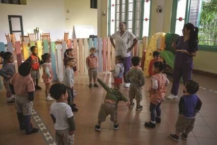 Varias generaciones de cubanos hemos transitado por el Círculo Infantil, obra de la Revolución, de Fidel y Vilma. A 65 años de su creación, no escapan de las férreas limitaciones que impone el bloqueo genocida de EEUU, pero continúan funcionando junto a otras alternativas. #Cuba