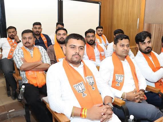 પ્રદેશ કાર્યાલય "શ્રી કમલમ" ખાતે ભારતીય જનતા યુવા મોરચા ગુજરાતની કારોબારી બેઠક પ્રદેશ અધ્યક્ષશ્રી ડો. હેમાંગભાઈ જોષી સાહેબ અને પ્રભારી શ્રી કિરીટભાઈ પટેલ સાહેબ અને પ્રદેશ મહામંત્રી શ્રીઓ તેમજ દરેક મંડળ પ્રમુખ મહામંત્રી ની વિશેષ ઉપસ્થિતિમાં યોજાઈ.